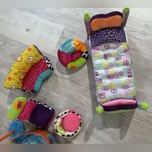 5 Groovy dolls & bundle of furniture/ play pool